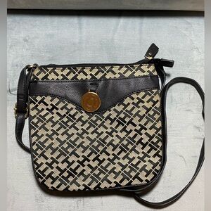 NWOT Tommy Hilfiger signature coated canvas & vegan leather Crossbody 9“ x 8.5“